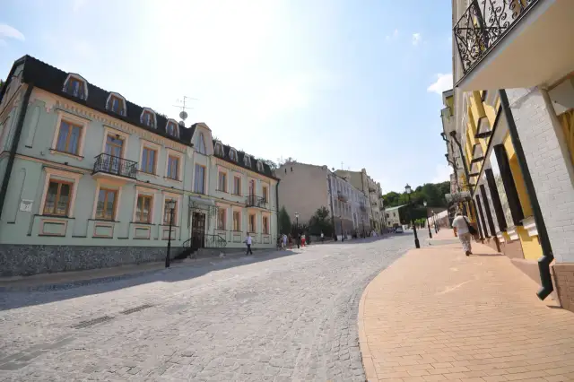 Брукований Андріївський узвіз із історичними фасадами на крутому схилі