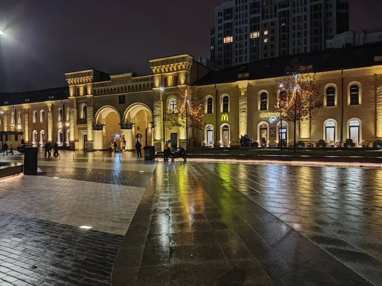 Оновлена пішохідна поверхня Арсенальної площі, історичний фасад і вечірнє освітлення у січні 2022 року