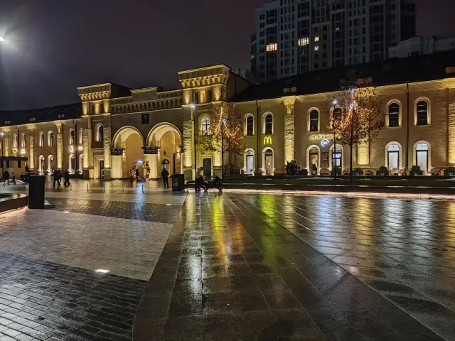 Оновлена пішохідна поверхня Арсенальної площі, історичний фасад і вечірнє освітлення у січні 2022 року