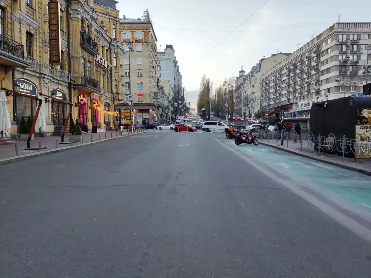 Вісь від Бессарабської площі до бульвару Тараса Шевченка, край ринку, фасади й транспорт у листопаді 2021 року