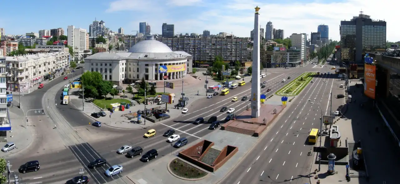 Панорама Галицької площі з будівлею цирку, обеліском, транспортними смугами й початком магістралі у травні 2014 року
