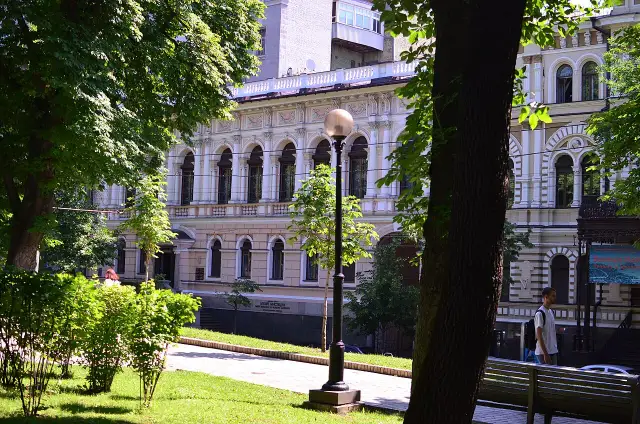 Фасад Музею Ханенків на Терещенківській вулиці