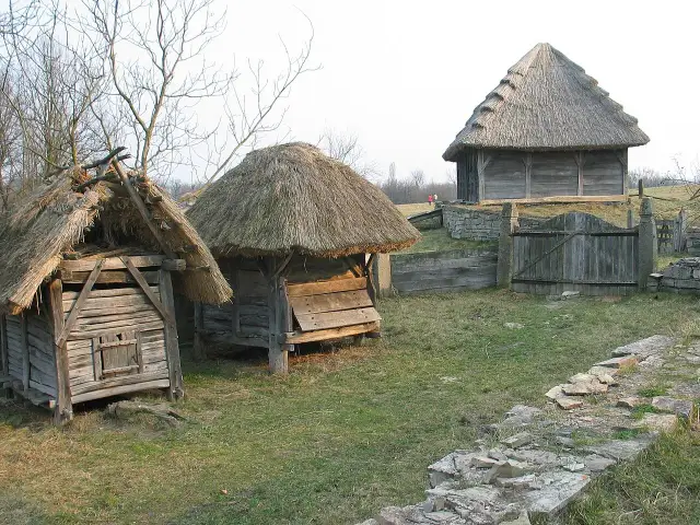 Традиційні дерев’яні господарські будівлі на території музею в Пирогові