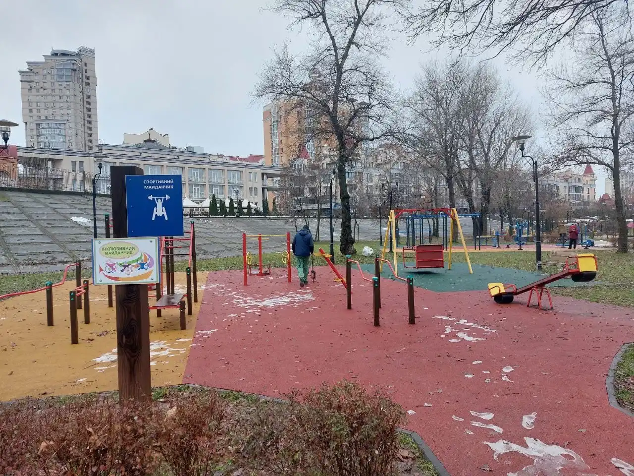 Інклюзивний дитячий і спортивний майданчик у парку «Наталка» з гойдалкою для користувачів колісних крісел.