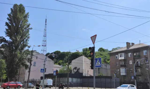 Гора Щекавиця з телевежею на вершині, знята знизу з вулиці Кирилівської на Подолі.