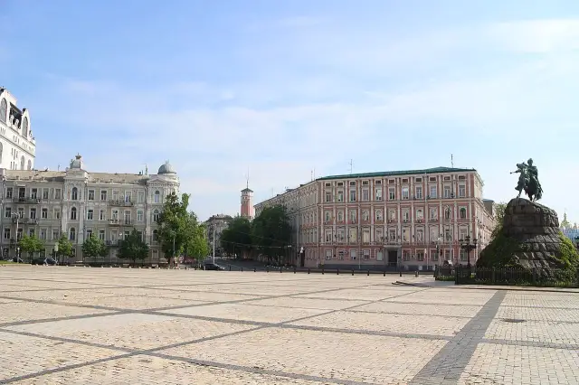 Простір Софійської площі з історичною забудовою у Києві